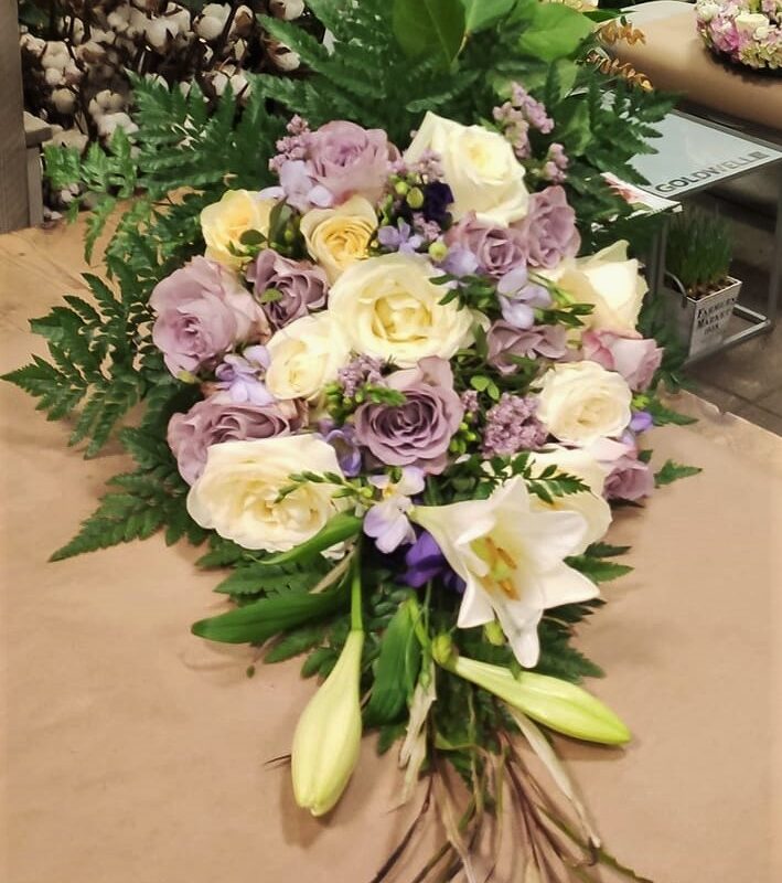 Fredfyldt Lilla – bårebuket i hvid & lilla