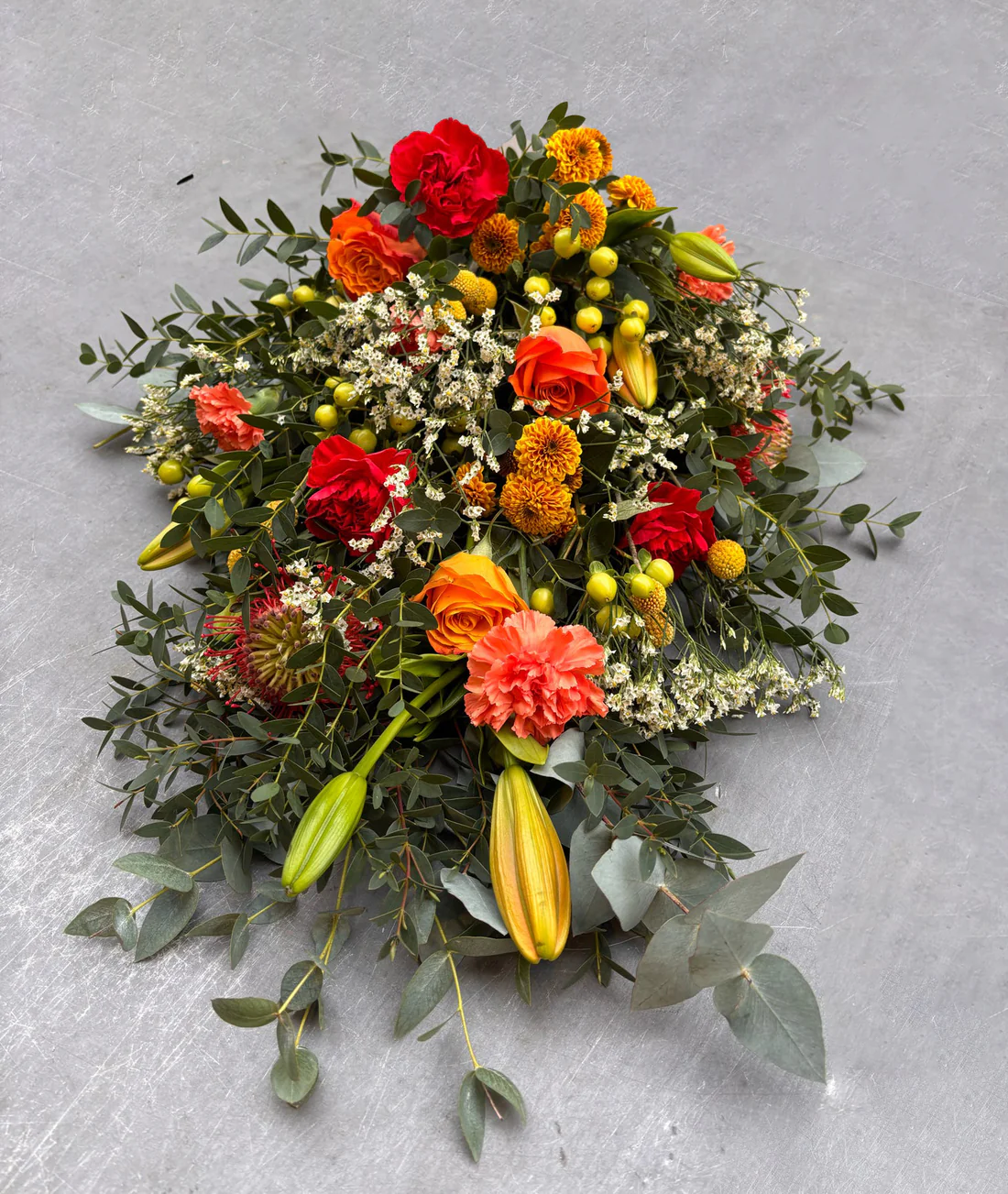 Solvarm Afsked – bårebuket i orange & pink