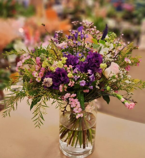 Den smukke lilla buket