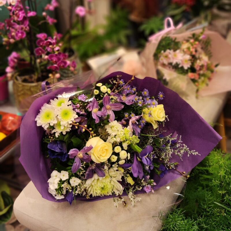 Vild buket i blå og hvid